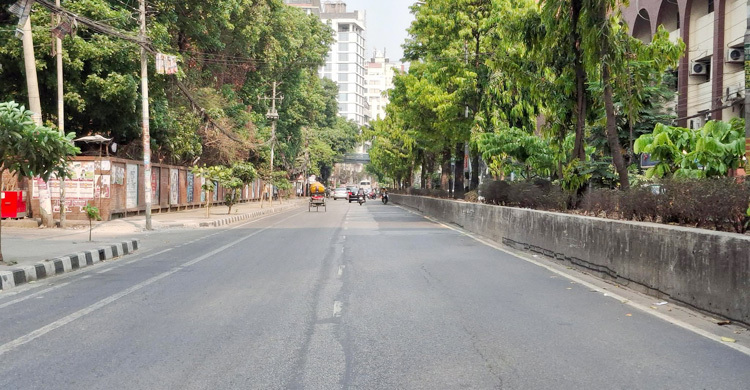 ফাঁকা ঢাকার সড়ক, চাপ রয়েছে প্রবেশমুখগুলোতে
