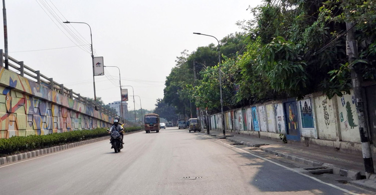 ফাঁকা ঢাকার সড়ক, চাপ রয়েছে প্রবেশমুখগুলোতে