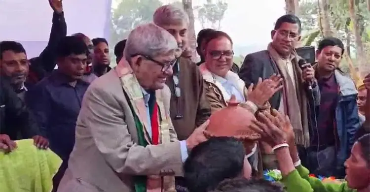 মির্জা ফখরুলের হাতে ডিম ও জমানো সঞ্চয় তুলে দিলেন দুই ভোটার