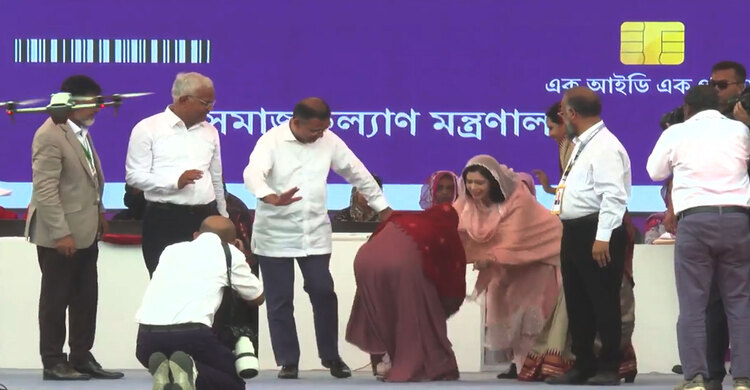 কার্ড পেয়ে প্রধানমন্ত্রী ও তার স্ত্রীর পা ছুঁয়ে সালাম করলেন: পারভীন বেগম