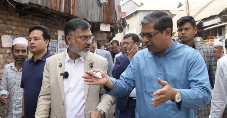 কড়াইল বস্তিতে ফ্যামিলি কার্ড বিতরণে তথ্য সংগ্রহ চলছে