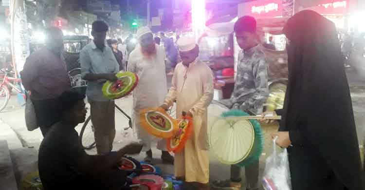 তীব্র গরমে বেড়েছে হাতপাখার কদর