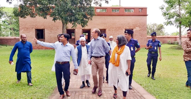 ফরিদপুরের খান বাহাদুর জমিদার বাড়ি পরিদর্শনে ব্রিটিশ হাইকমিশনার