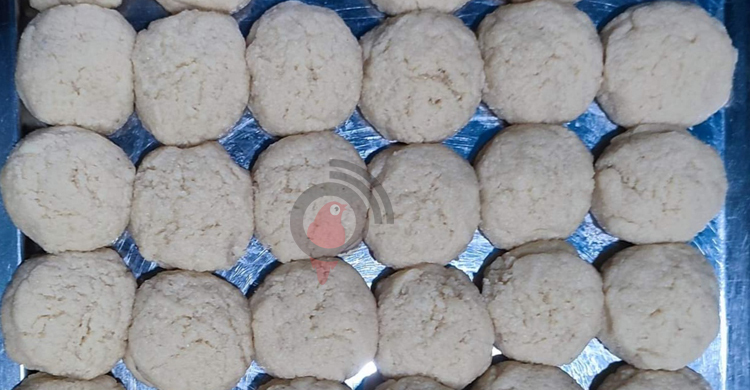 জিবে লেগে থাকে সূর্যমুখীর প্যারা সন্দেশের স্বাদ