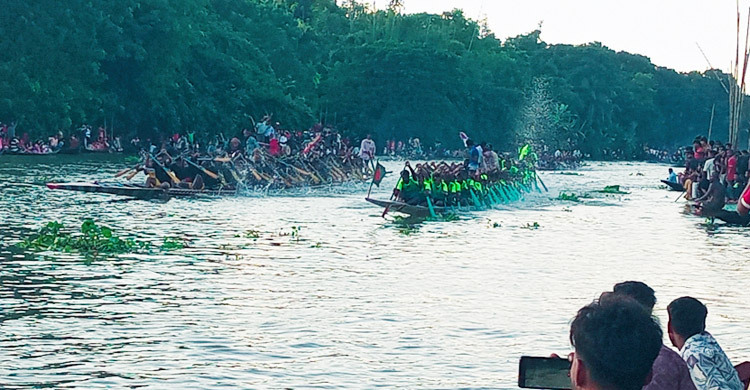 কুমার নদে নৌকাবাইচ দেখতে মানুষের ভিড়