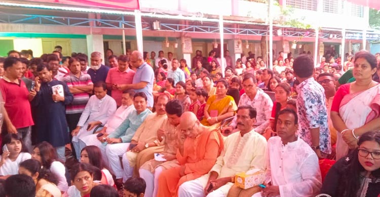 ফরিদপুরে কুমারী পূজায় ভক্ত-দর্শনার্থীদের ঢল