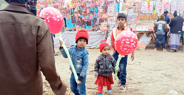 যে মেলা থেকে জোড়া ইলিশ নিয়ে বাড়ি ফেরেন ক্রেতারা