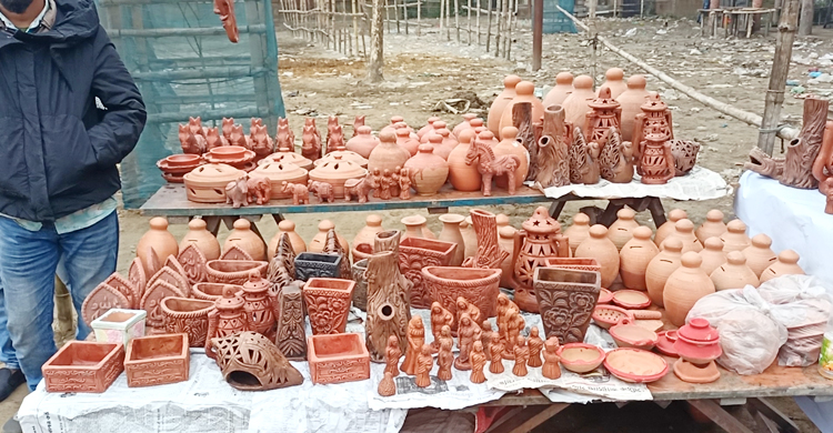 যে মেলা থেকে জোড়া ইলিশ নিয়ে বাড়ি ফেরেন ক্রেতারা