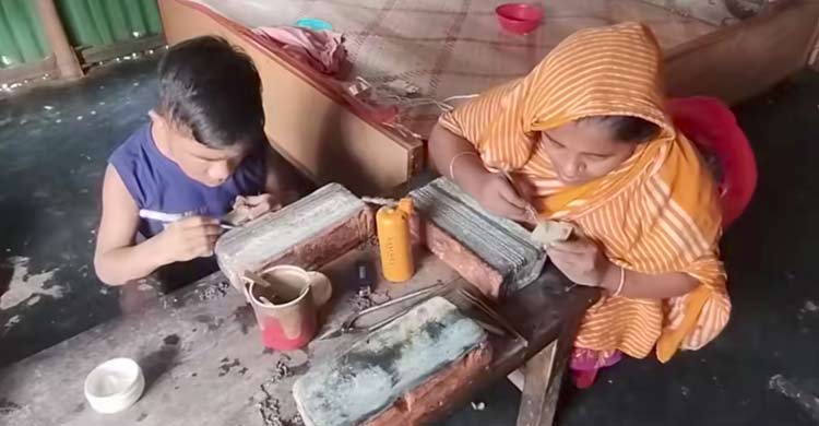 সুখ থাকলেও অর্থাভাবে বিপর্যস্ত খর্বাকৃতির ফরহাদ-আরিফার সংসার