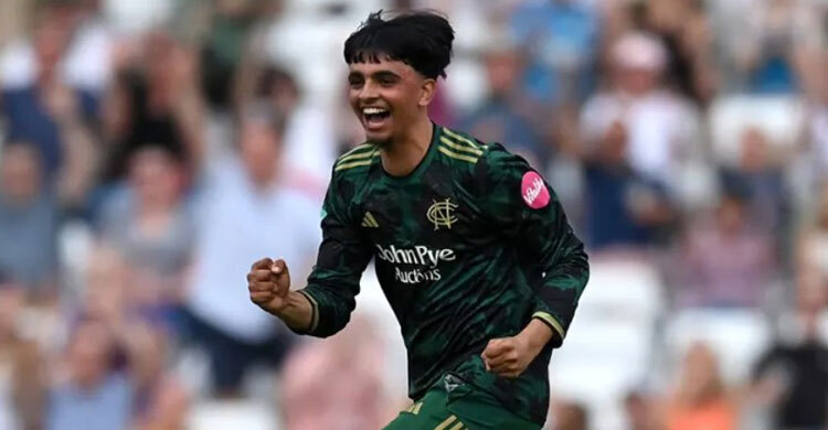 হ্যাটট্রিকসহ ৫ উইকেট, টি-টোয়েন্টিতে ১৭ বছরের ক্রিকেটারের কীর্তি