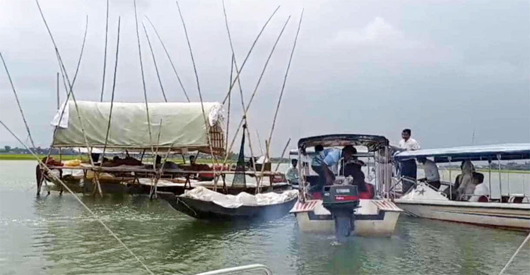 নদীর প্রবাহে বাধা দিয়ে মাছ ধরায় ৫ জনকে পুলিশে দিলেন উপদেষ্টা