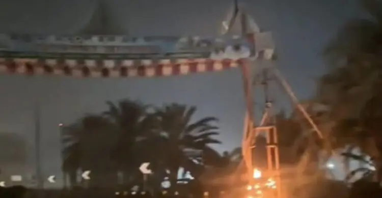 ফরিদপুরে খেলাফত মজলিস প্রার্থীর তোরণে আগুন দিলো দুর্বৃত্তরা