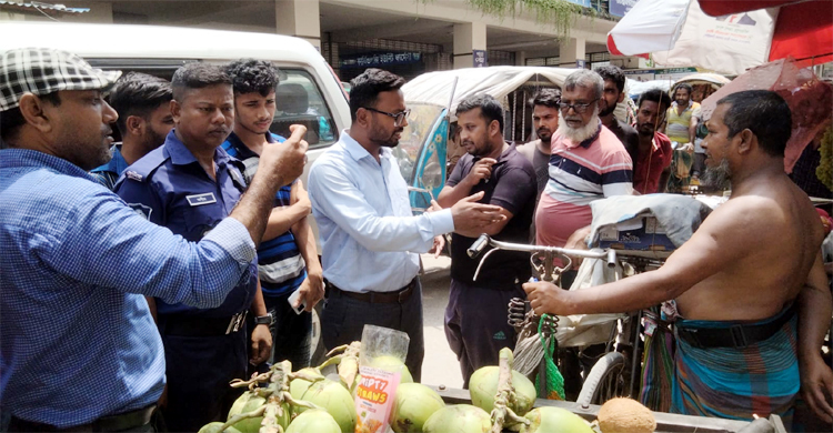 ফরিদপুরে অভিযানের খবরে রাস্তায় ডাব ফেলে পালালেন ব্যবসায়ীরা