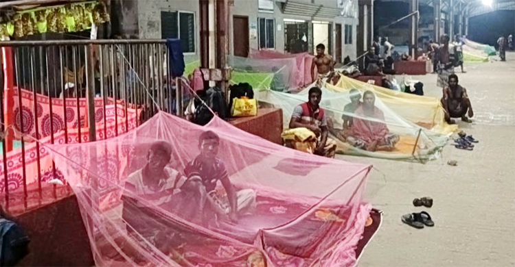 রেলস্টেশনে রাত কাটিয়ে ভোর হলেই বিক্রি হন তারা