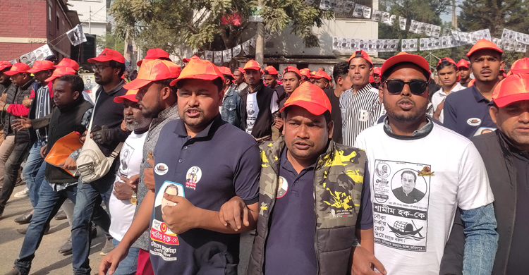 খণ্ড খণ্ড মিছিল নিয়ে জনসভাস্থলে আসছেন নেতাকর্মীরা