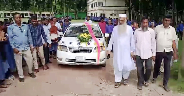 ফরিদপুরে ফুল সজ্জিত গাড়িতে শিক্ষকদের রাজসিক বিদায়