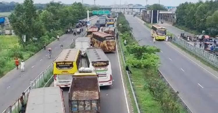 ১২ ঘণ্টা পর ফরিদপুর মহাসড়কে যান চলাচল শুরু