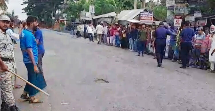 ফরিদপুরে যান চলাচল স্বাভাবিক, সড়কের পাশে অবস্থান আন্দোলনকারীদের