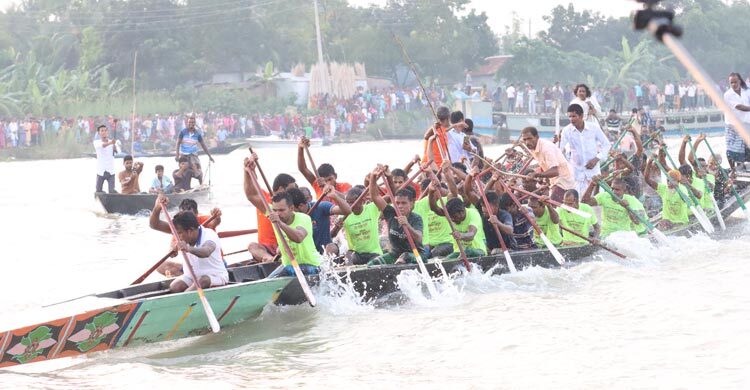 পদ্মায় নৌকাবাইচ দেখতে হাজারো মানুষের ভিড়