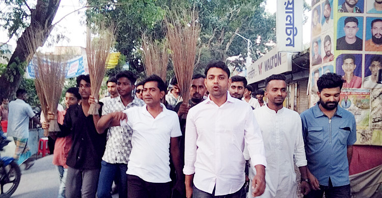 বিএনপির মনোনয়ন নিয়ে দ্বন্দ্ব, একাংশের ঝাড়ু মিছিল