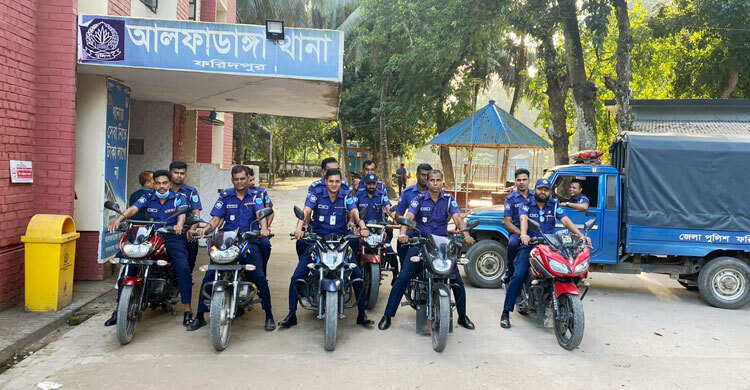 নিরাপত্তায় পুলিশের মোটরসাইকেল মহড়া, হেলমেট না থাকায় সমালোচনা