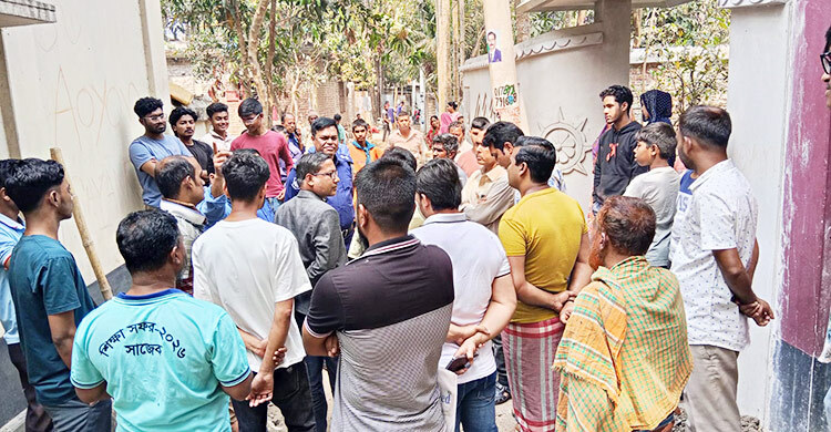 ফরিদপুরে সড়ক নির্মাণ কাজে অনিয়মের অভিযোগে বিক্ষোভ