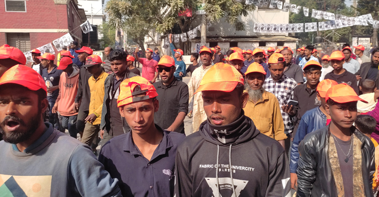 খণ্ড খণ্ড মিছিল নিয়ে জনসভাস্থলে আসছেন নেতাকর্মীরা