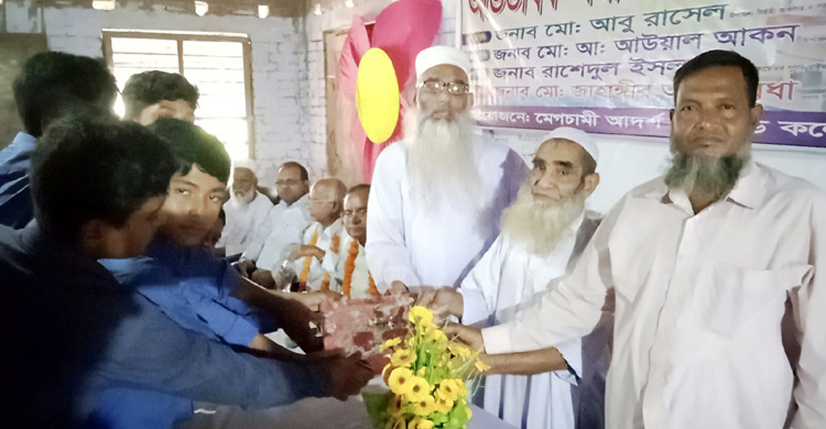 ফরিদপুরে ফুল সজ্জিত গাড়িতে শিক্ষকদের রাজসিক বিদায়