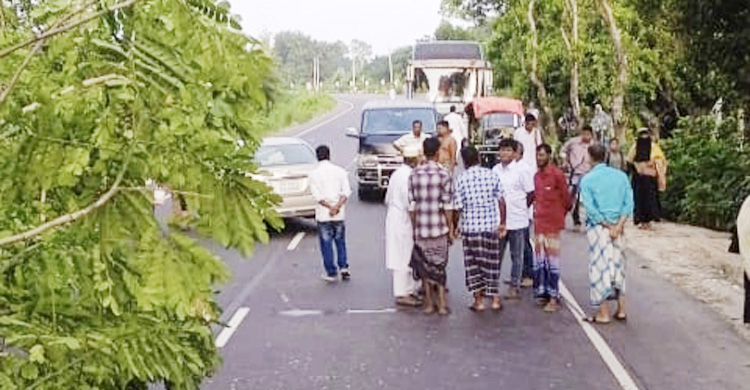 অবরোধে তৃতীয় দিনে মতো ঢাকার সঙ্গে ২১ জেলার যান চলাচল বন্ধ