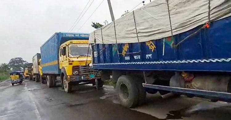ফরিদপুরে সাড়ে ১১ ঘণ্টা পর সড়ক-রেলপথে যান চলাচল শুরু