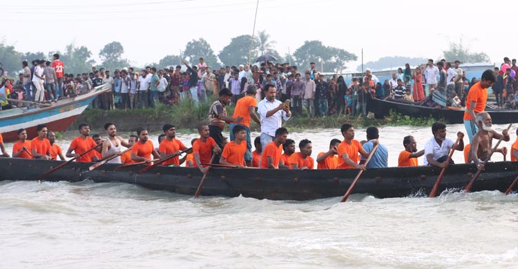 পদ্মায় নৌকাবাইচ দেখতে হাজারো মানুষের ভিড়