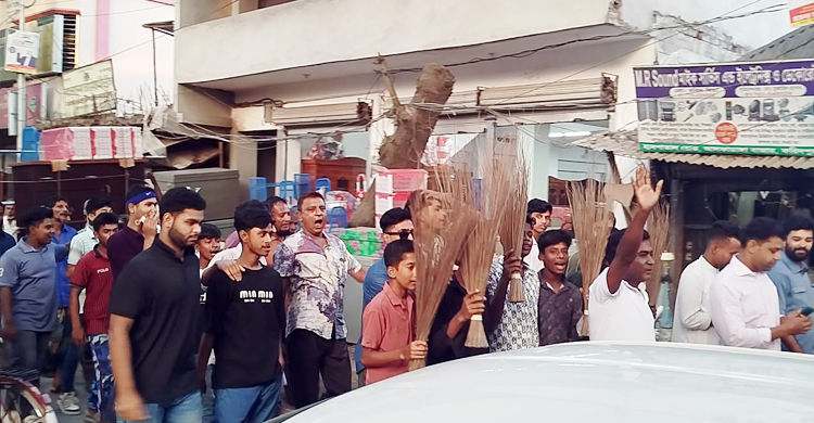 বিএনপির মনোনয়ন নিয়ে দ্বন্দ্ব, একাংশের ঝাড়ু মিছিল