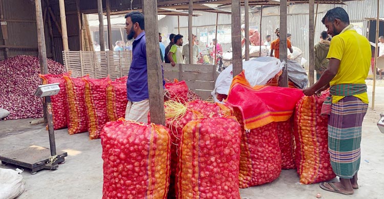 ফরিদপুরের পেঁয়াজ চাষিরা এবার বড় ধরনের সংকটে পড়েছেন। মৌসুমের শুরুতে ভালো দাম পাওয়ার আশায় যারা পেঁয়াজ চাষে আশাবাদী ছিলেন রমজানের আগে হঠাৎ করে
