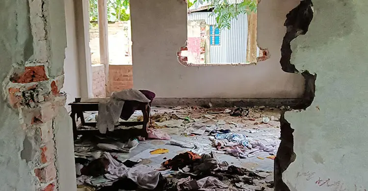 প্রতিপক্ষের বাড়িতে লুটপাট-ভাঙচুর, পুলিশের ভূমিকা নিয়ে প্রশ্ন