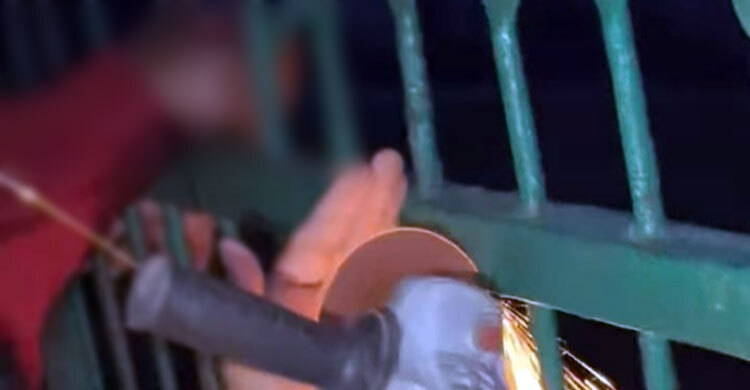 রডের সুচালো অংশ হাতে ঢুকে এক ঘণ্টা ঝুলে ছিল শিশুর শরীর