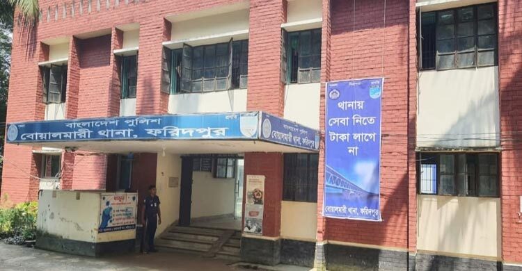 রাতে বাড়ি ঢুকে অস্ত্রের মুখে জিম্মি করে ডাকাতি