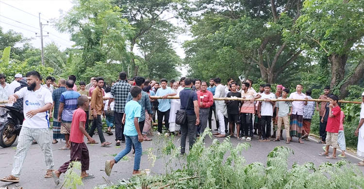 ফরিদপুরে দ্বিতীয় দিনের মতো দুই মহাসড়ক অবরোধ