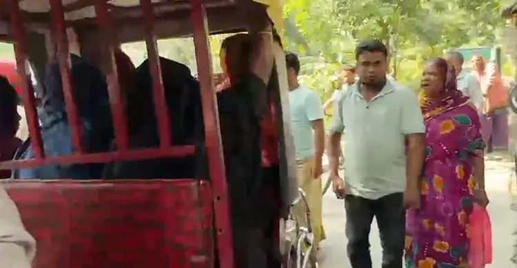 ফরিদপুরে ছিনতাইয়ের চেষ্টাকালে ৫ নারীকে পুলিশে দিলো জনতা
