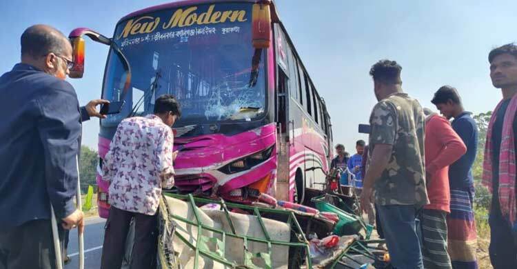 সড়ক দুর্ঘটনায় নিহত চারজনের মধ্যে একই পরিবারের ৩ জন