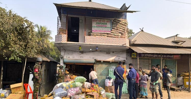 ভেজাল আচার-চিপস তৈরির কারখানায় অভিযান, লাখ টাকা জরিমানা
