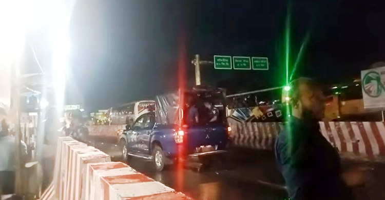 ফরিদপুরে দ্বিতীয় দফা অবরোধ শেষে ঢাকা-দক্ষিাণাঞ্চল যান চলাচল শুরু