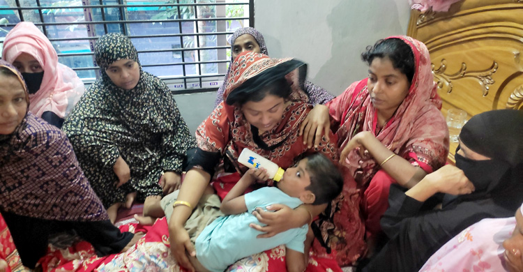 রাইসার জন্য আইসক্রিম আনতে গিয়ে বেঁচে যায় বড় বোন সিনথিয়া