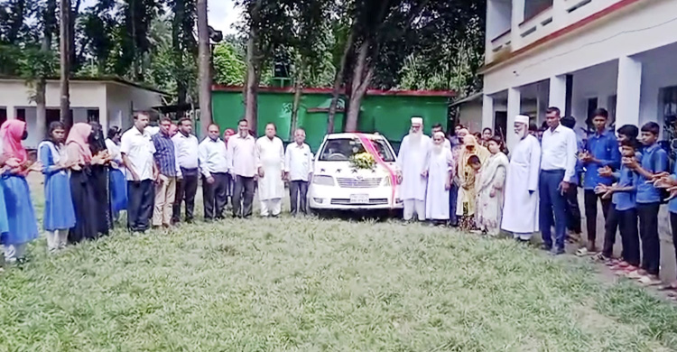 ফরিদপুরে ফুল সজ্জিত গাড়িতে শিক্ষকদের রাজসিক বিদায়