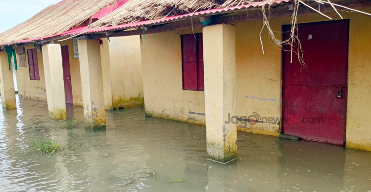ফরিদপুরে পানিবন্দি আশ্রয়ণ প্রকল্পের ২৫০ পরিবার