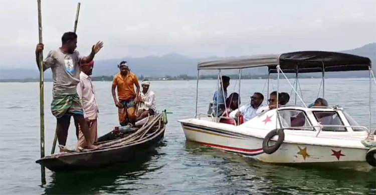 নদীতে বাধা দিয়ে মাছ ধরার অভিযোগে ৫ জনকে পুলিশে দিলেন উপদেষ্টা