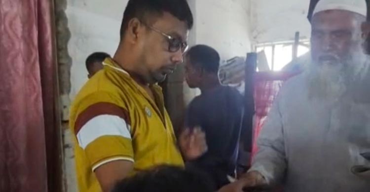 ফরিদপুর ভূমি অফিসে প্রকাশ্যেই চলে ঘুস লেনদেন