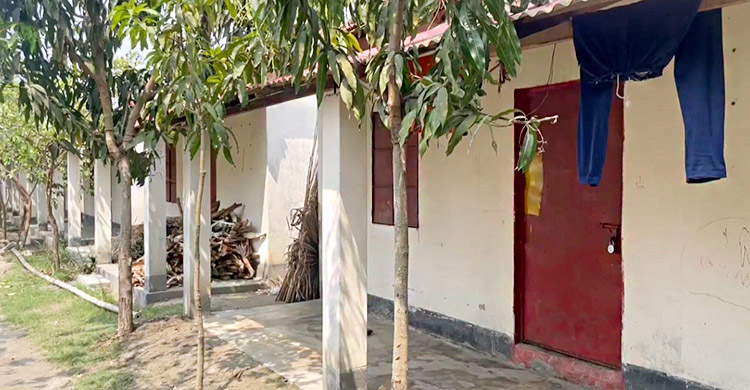 ফরিদপুরে ঈদের আনন্দ নেই আশ্রয়ণ প্রকল্পের বাসিন্দাদের