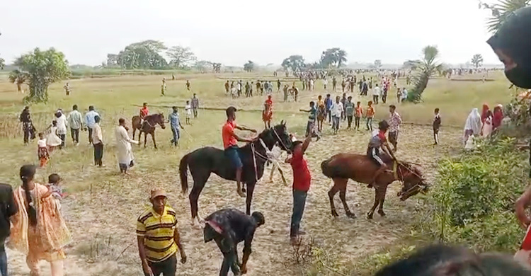 ফরিদপুরে ঘোড়দৌড় দেখতে মানুষের ঢল