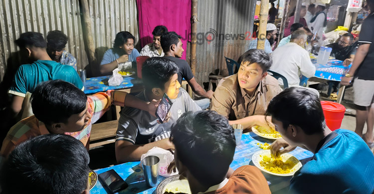 স্বাদের জাদুতে ভোজনরসিকদের মন জয় করেছে আমজেদের খিচুড়ি
