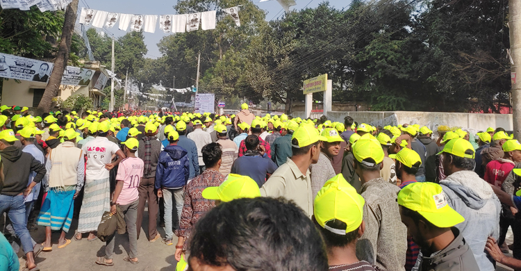 খণ্ড খণ্ড মিছিল নিয়ে জনসভাস্থলে আসছেন নেতাকর্মীরা